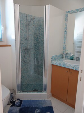 Double Room (n°1) | Bathroom | Shower, towels, soap, shampoo - Chambres d'Hotes Etchea Arguitoan (Arcangues)