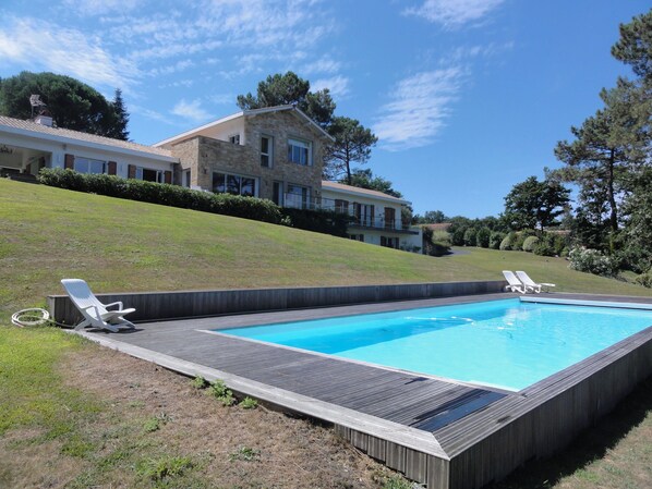 Seasonal outdoor pool, open 10:00 AM to noon, sun loungers - Chambres d'Hotes Etchea Arguitoan (Arcangues)