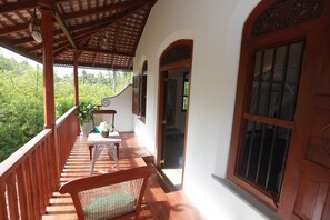 Deluxe Villa | Balcony - The Ginger House (Unawatuna)