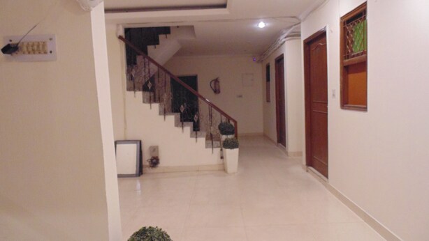 Designer toiletries, hair dryer (on request), bathrobes, slippers - Hotel Sehrawat Inn (New Delhi)