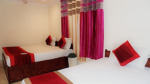 Egyptian cotton sheets, premium bedding, down comforters - Hotel Sehrawat Inn (New Delhi)