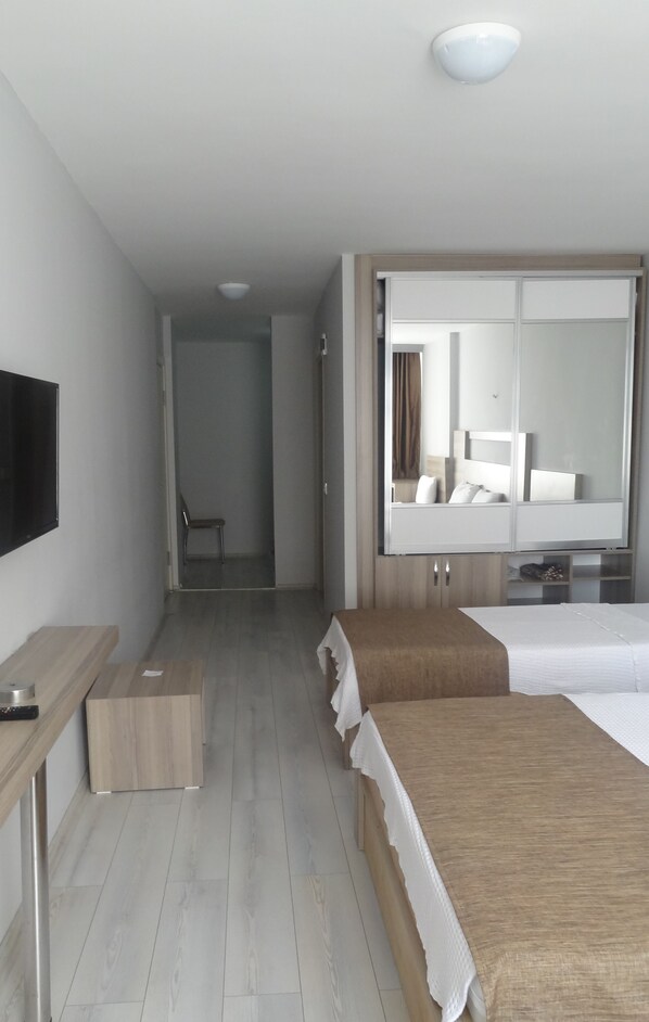 Familiekamer, keuken | Een minibar, een bureau, een strijkplank/strijkijzer, gratis babybedden