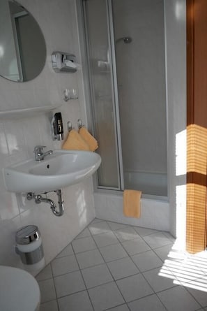 Habitación doble | Baño | Regadera, amenidades de baño gratuitas, toallas
