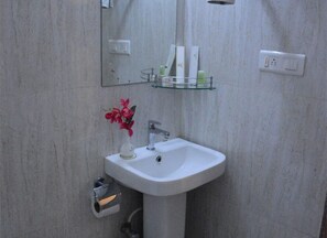 Shower, free toiletries, towels