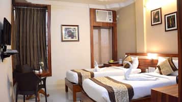 Executive Room | In-room safe, desk, laptop workspace, rollaway beds