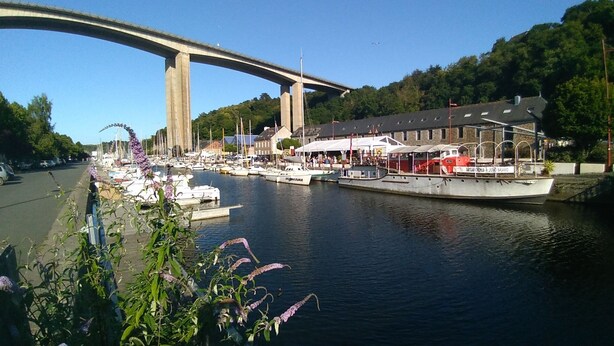 A marina with boats docked, a bridge in the background, and a building with a sign that reads "Bateau Crepes Juno Bravo". - House for 4 travelers, with private courtyard - between the city center and the port (Saint-Brieuc)
