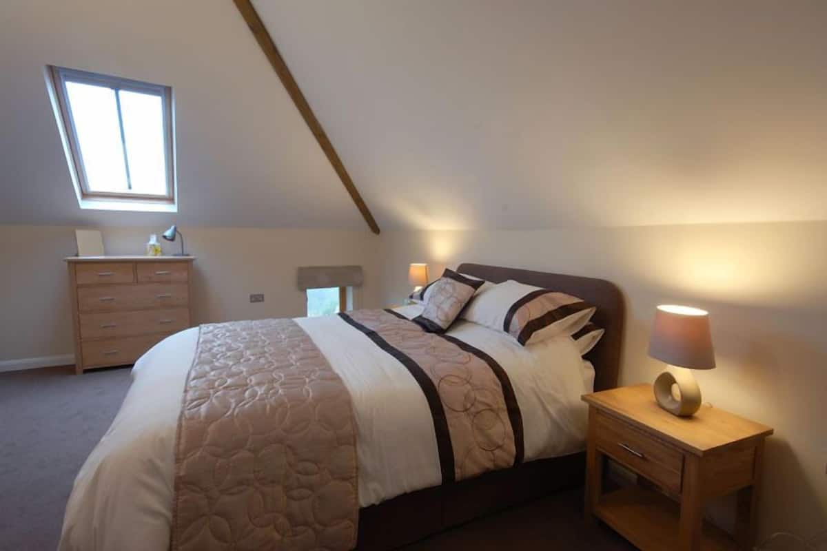 1 bedroom, individually decorated, individually furnished, desk