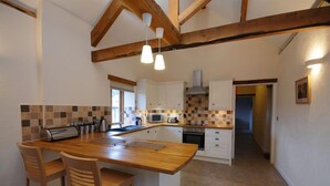 Cottage (Oak) | Private kitchen | Coffee/tea maker, fridge, microwave, oven - Ettiford Farm Cottages (Ilfracombe)