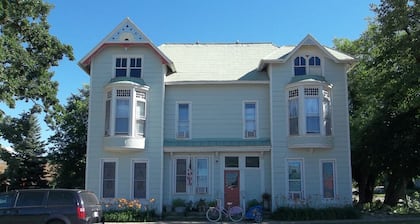 Heart of Hillsdale 1 Bdrm, Work,Cook, Relax Wifi Downtown Apartment Queen Bed