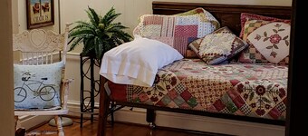 Heart of Hillsdale 1 Bdrm, Work,Cook, Relax Wifi Downtown Apartment Queen Bed