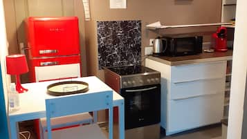 Estudio | Cocina privada | Refrigerador con congelador, microondas, horno y parrilla de estufa