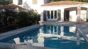 Piscine extérieure (ouverte en saison), parasols de plage