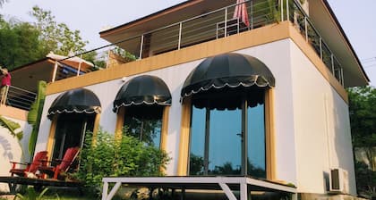 Maison moderne face à la riviÚre Namkhan. 2 ch. Un c. tranquille & sécuritaire