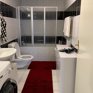 Apartment, 3 Schlafzimmer, Erdgeschoss | Badezimmer | Dusche, Haartrockner, Handtücher, Seife