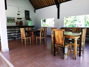 Tägliches inbegriffenes kontinentales Frühstück