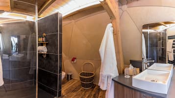 Shower, rainfall showerhead, free toiletries, hair dryer