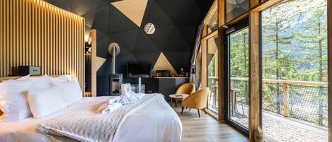 Premium bedding, Tempur-Pedic beds, minibar, in-room safe