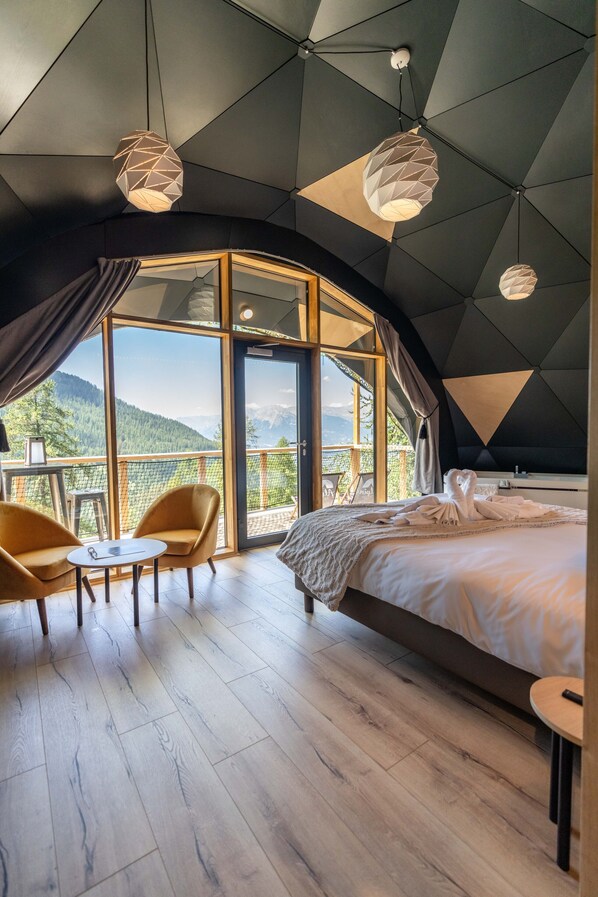 Luxe beddengoed, Tempur Pedic-bedden, een minibar, een kluis op de kamer