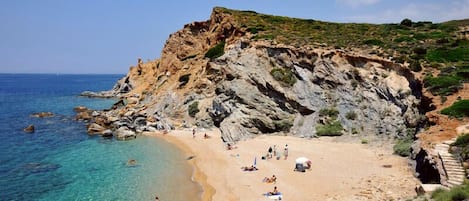 In Strandnähe, Liegestühle, Sonnenschirme, Volleyball