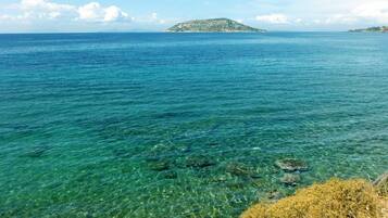 Perto da praia, espreguiçadeiras, guarda-sóis