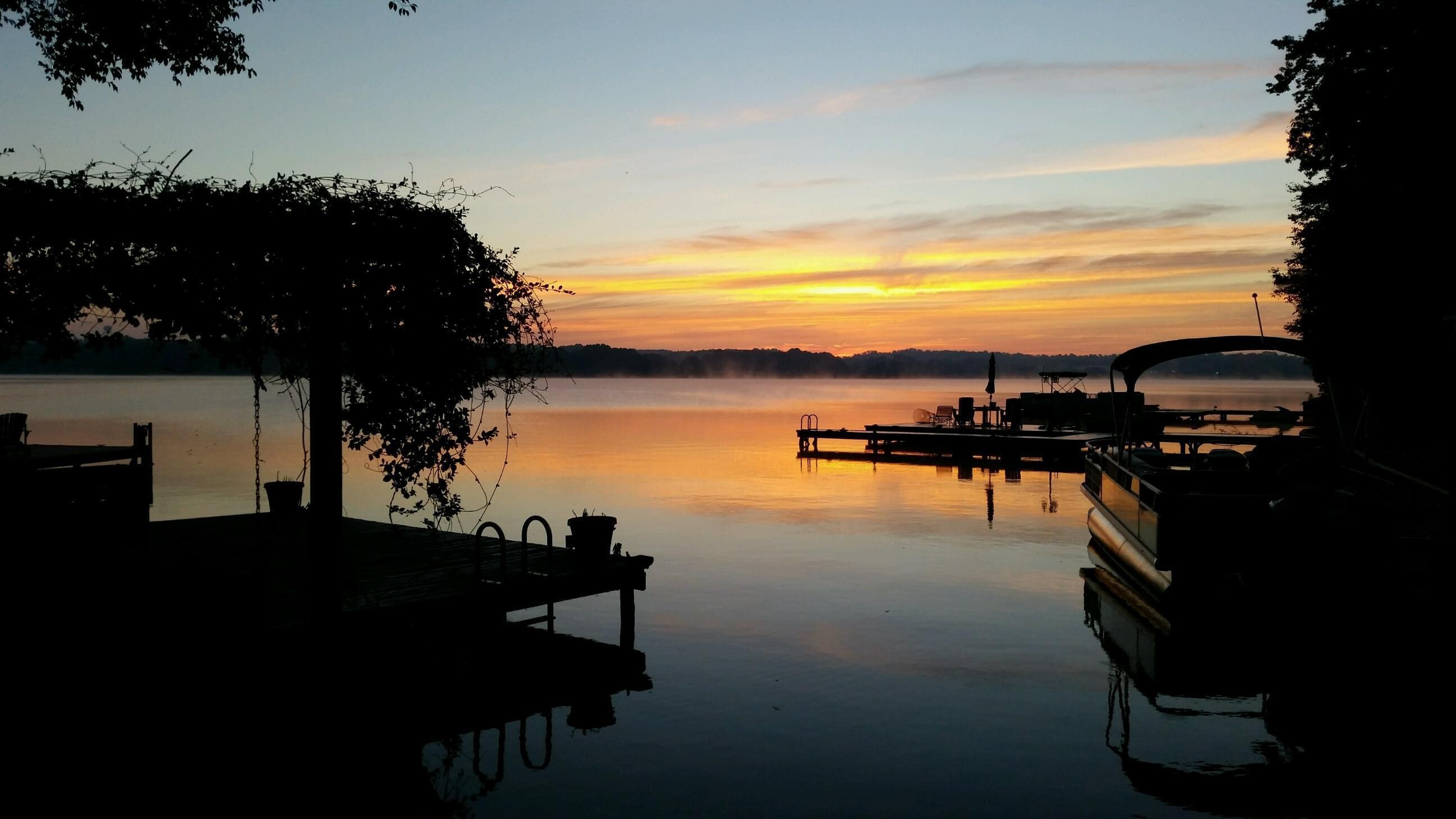 PRIVATE LAKEFRONT ON 2+ AC W/ BIG WATER VIEW W/HOT TUB (Min 30 Day Rental Only)