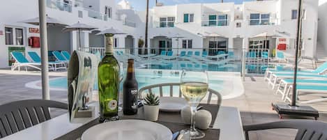 Bar en bord de piscine