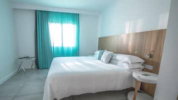 Mobiliario individual y espacio para trabajar con un portátil