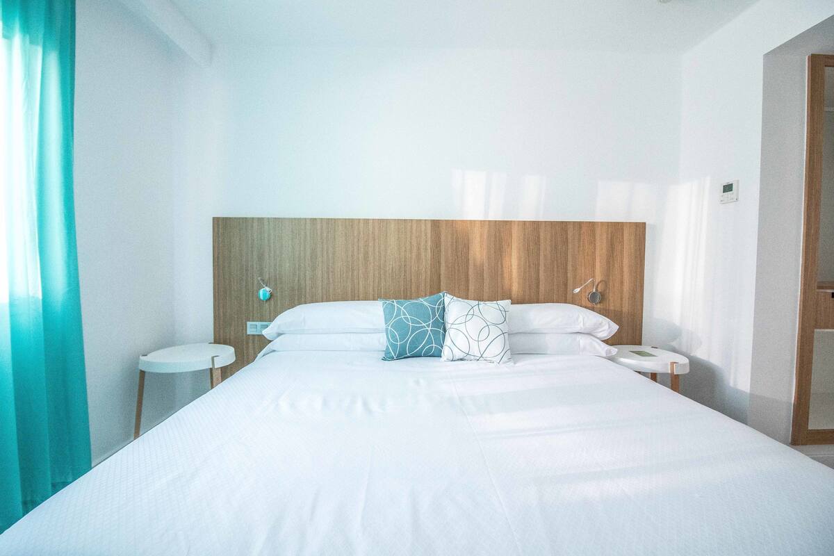 individually furnished, laptop workspace, soundproofing, free wifi