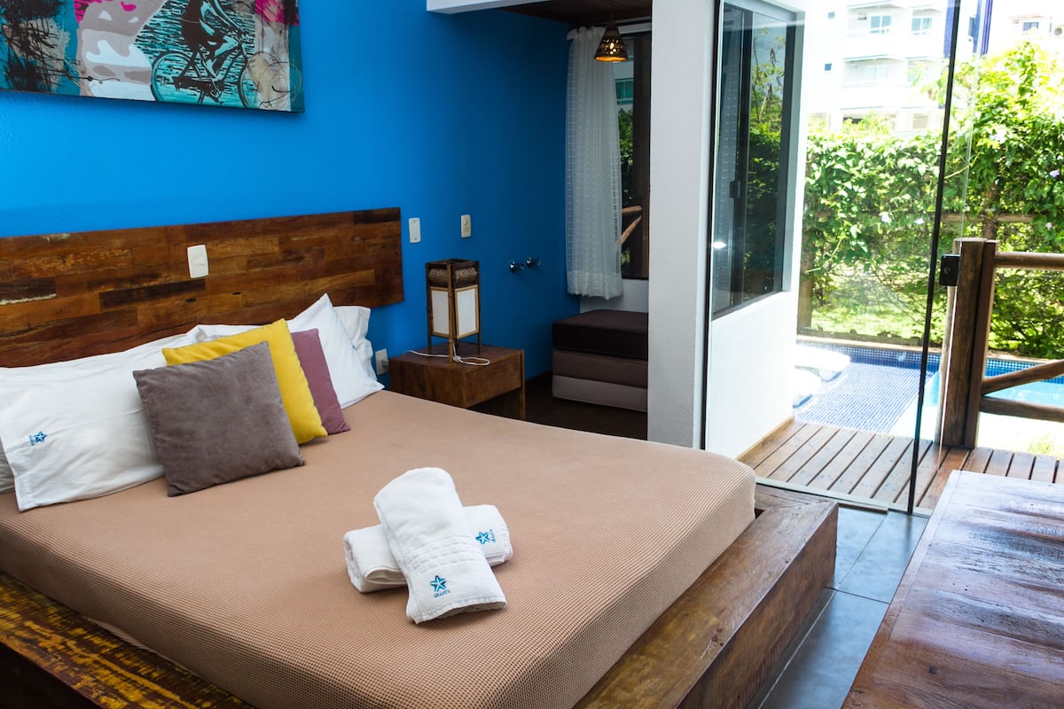 1 habitación, caja de seguridad en la habitación y escritorio
