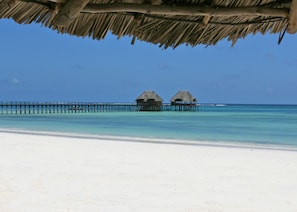 Private beach, white sand, sun loungers, beach umbrellas - Dongwe Club (Dongwe)
