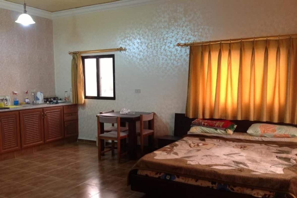 Premium bedding, iron/ironing board, free WiFi, bed sheets