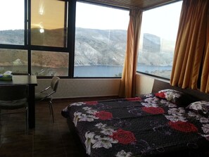 Premium bedding, iron/ironing board, free WiFi, bed sheets