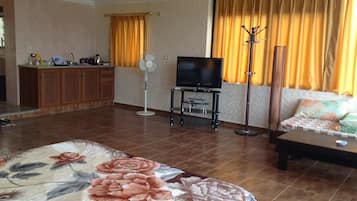Premium bedding, iron/ironing board, free WiFi, bed sheets