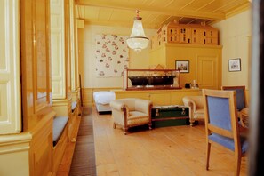 Suite Deluxe | Zona de estar | Una televisión de pantalla plana