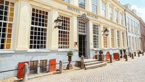 A historic hotel building with a classic facade, large windows, and a prominent entrance. - Hotel Beijers (Utrecht)