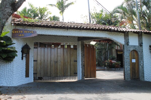 Property entrance - Costa Verde Inn (Escazu)