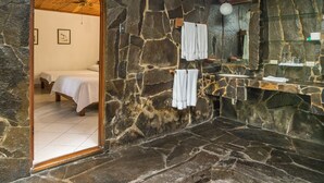 Standard-Dreibettzimmer | Badezimmer