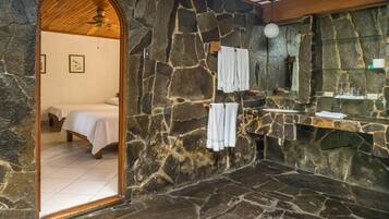 Standard Triple Room | Bathroom