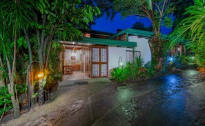 واجهة المنشأة - في المساء/الليل