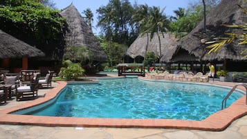 Outdoor pool, pool loungers