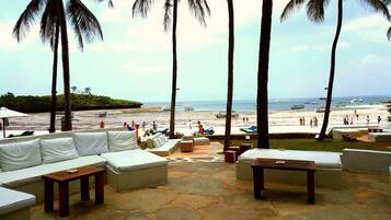 Private beach, white sand, sun loungers, beach towels