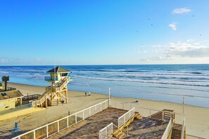 Beach/ocean view - Pirates Cove Resort Studios (Daytona Beach Shores)