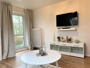 Holiday Apartment No. 4 | Living area | Flat-screen TV - Nordsee Urlaubsparadies (Butjadingen)