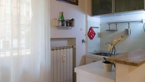 Cafetera expreso, refrigerador, placa de cocina, utensilios de cocina