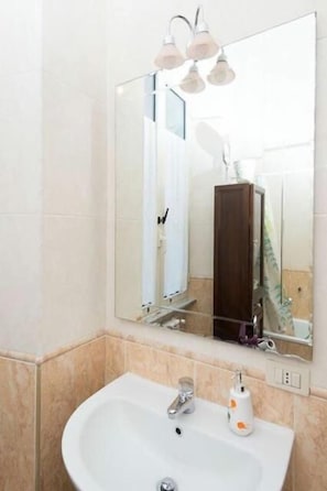 Bathtub, hair dryer, bidet, towels - Loft (Rome)