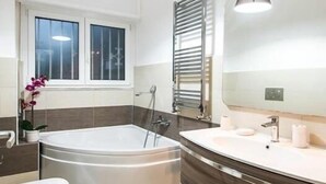 Baignoire, baignoire relaxante profonde, sèche-cheveux, bidet