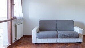 Apartamento, 3 quartos | Área de estar | TV de tela plana