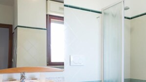 Apartamento, 3 quartos | Banheiro | Chuveiro, toalhas de banho