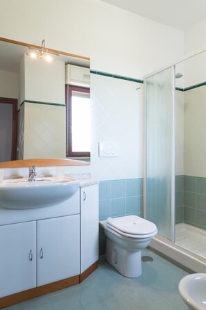 Apartment, 3 Schlafzimmer | Badezimmer | Dusche, Handtücher