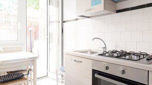 Apartamento, 3 quartos | Cozinha privada | Máquina de café expresso, geladeira, fogão, cooktop